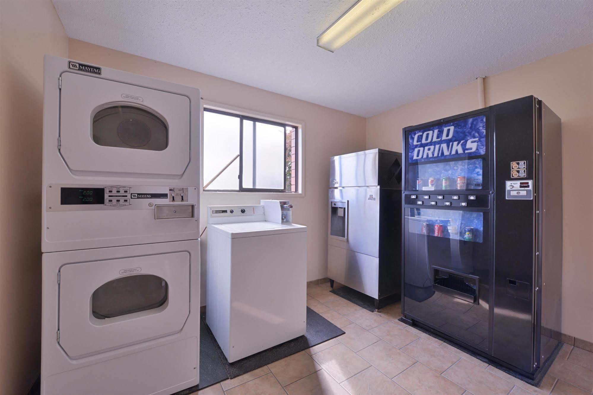 Canadas Best Value Inn&Suites-Vernon Extérieur photo